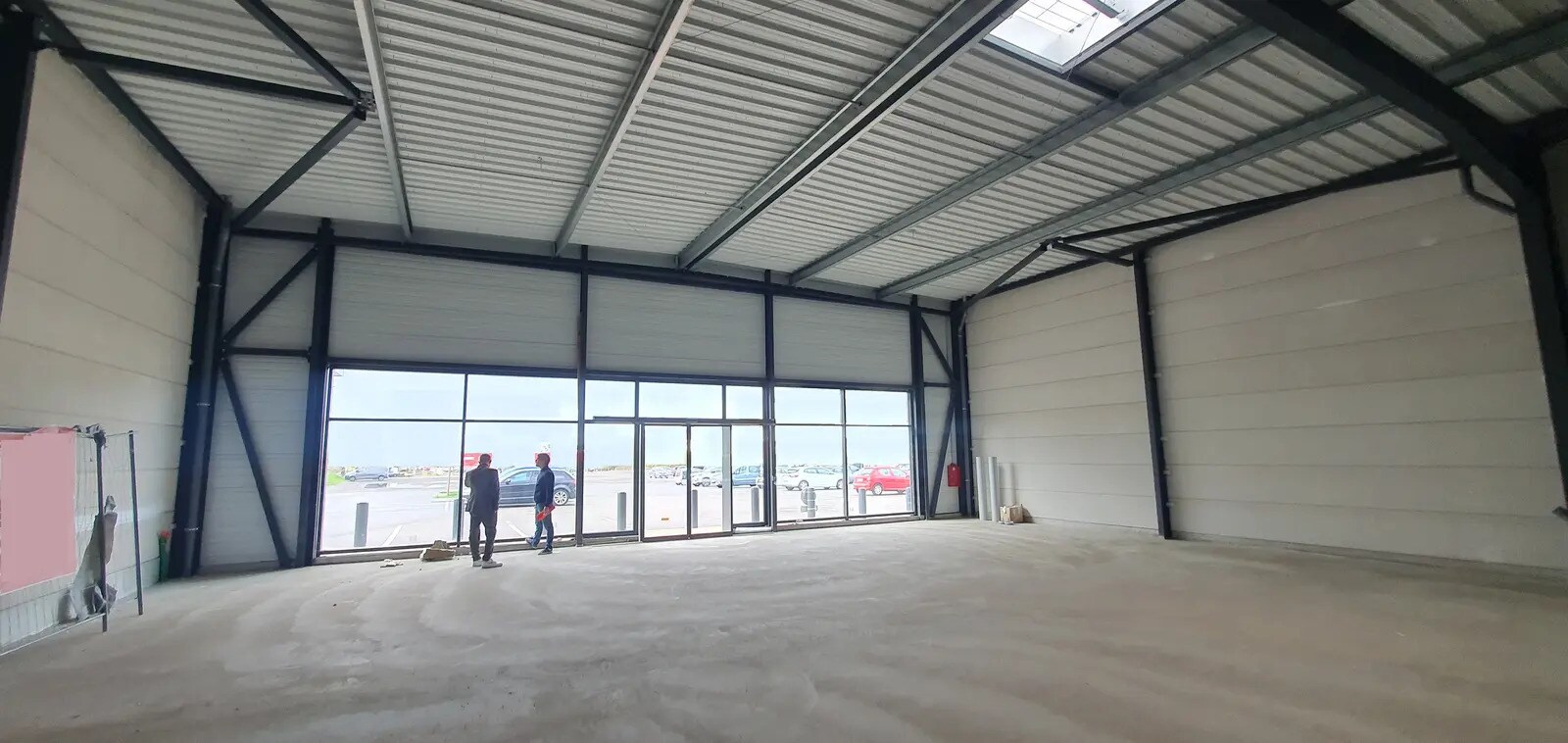 Retail in Montceau-les-Mines for lease Interior Photo- Image 1 of 4