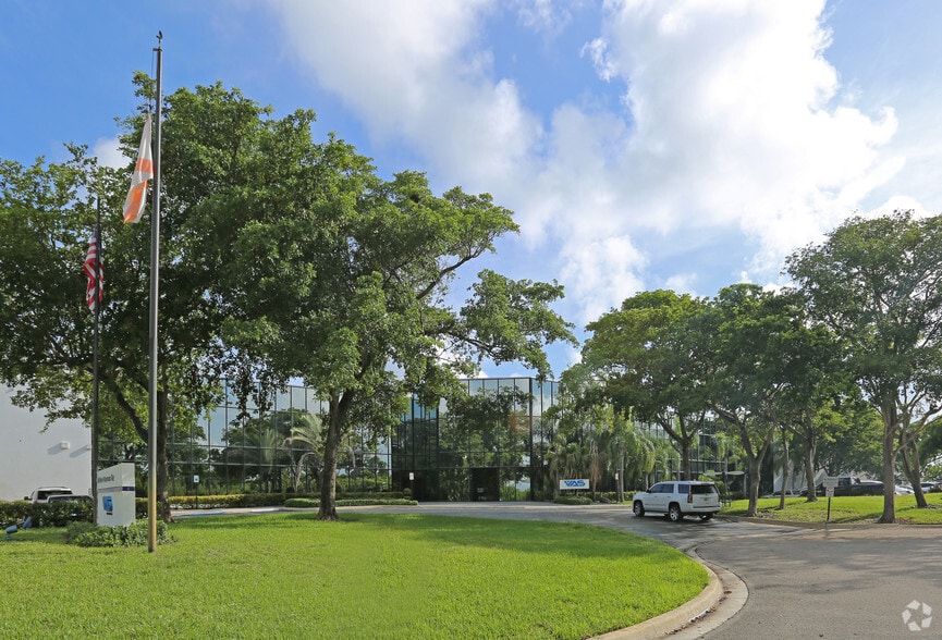 645 Park of Commerce Way, Boca Raton, FL for lease - Primary Photo - Image 1 of 4