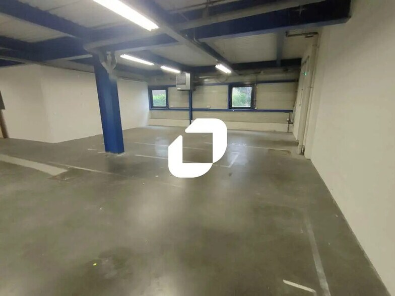 Flex in Domont for lease - Interior Photo - Image 3 of 9