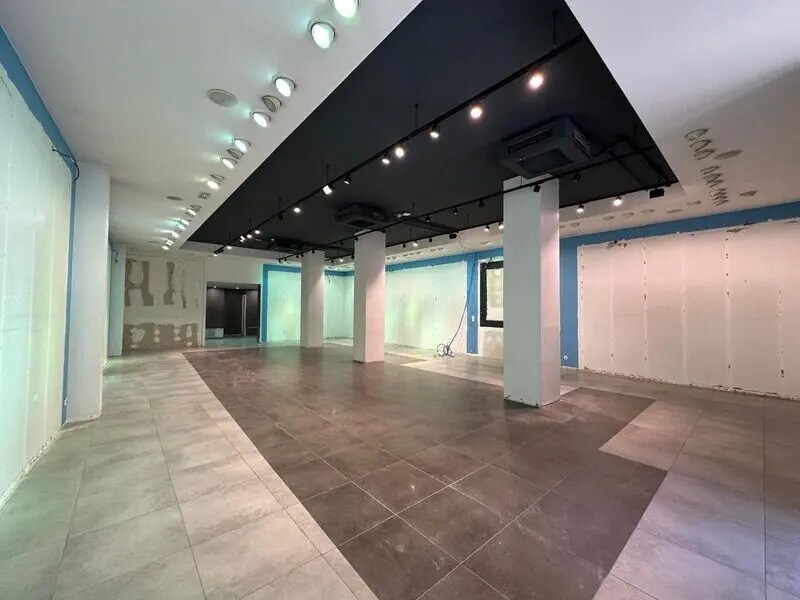 Retail in Saint-Quentin for lease Interior Photo- Image 1 of 8