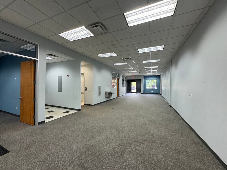 3810 N Elm St, Greensboro, NC for lease - Interior Photo - Image 3 of 10