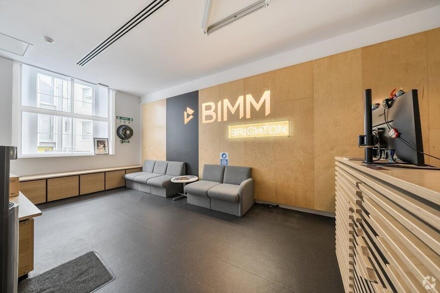 64 Brunswick St W, Hove for sale - Interior Photo - Image 2 of 7