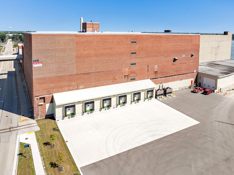 249 N Lake St, Neenah, WI for lease - Building Photo - Image 1 of 13