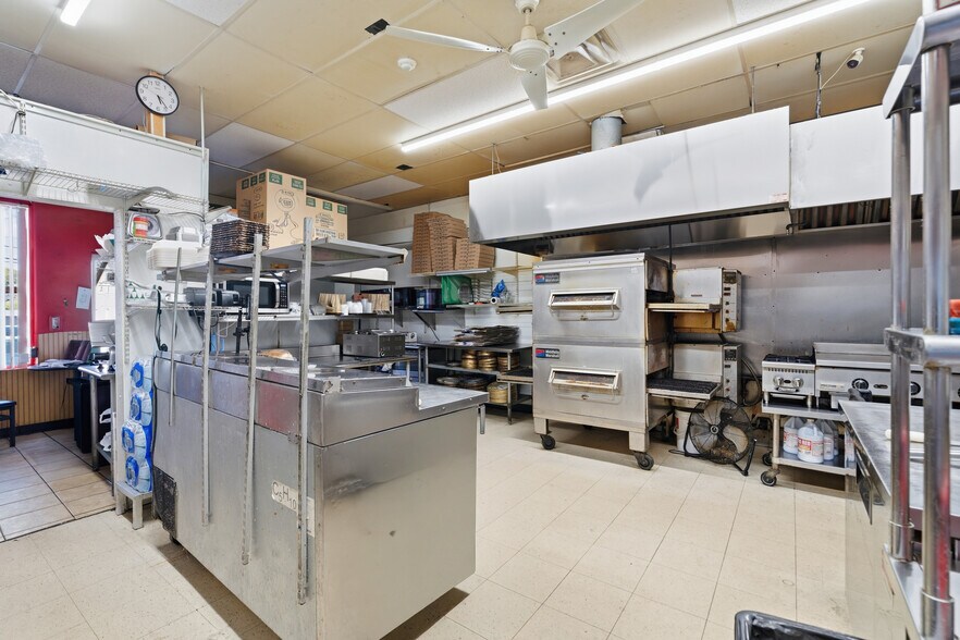 620 Killingly St, Johnston, RI for sale - Interior Photo - Image 3 of 16