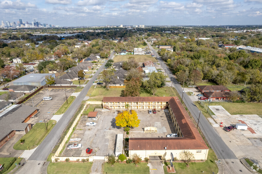 4706 yellowstone, Houston, TX for sale - Aerial - Image 2 of 4