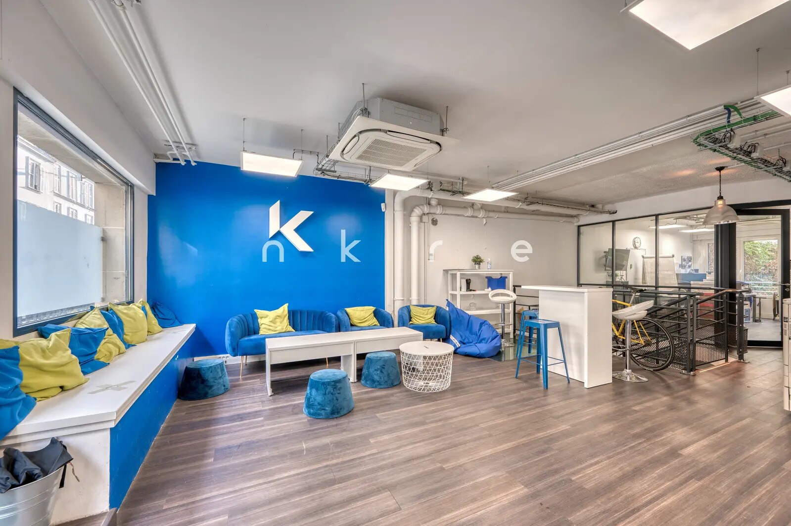 Office in Paris for lease Interior Photo- Image 1 of 16