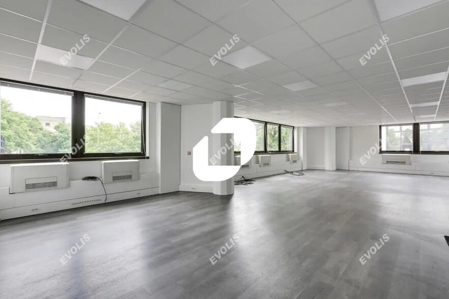 Office in Lognes for lease - Interior Photo - Image 2 of 10