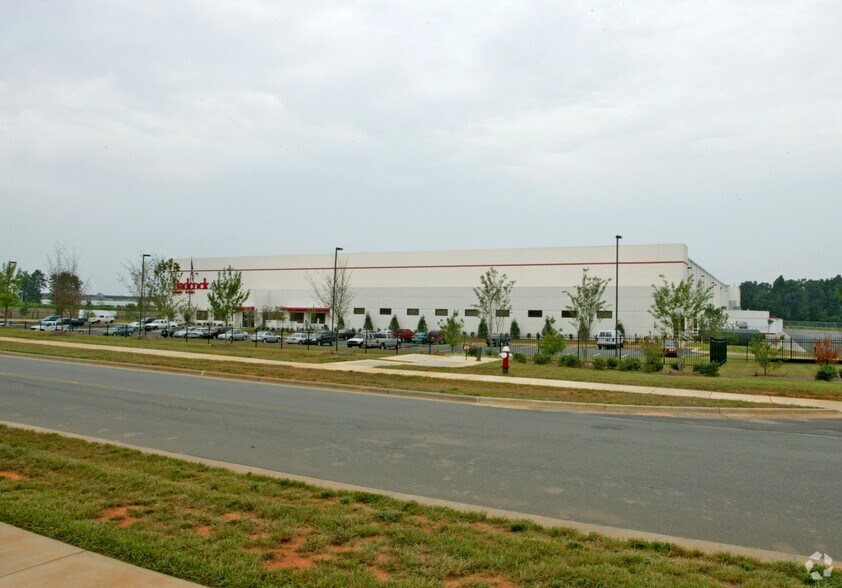 1017 Corporate Park Dr, Mebane, NC for lease - Building Photo - Image 1 of 11