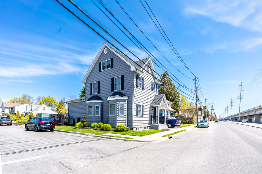 204 W Hoffman Ave, Lindenhurst, NY for sale - Building Photo - Image 1 of 1
