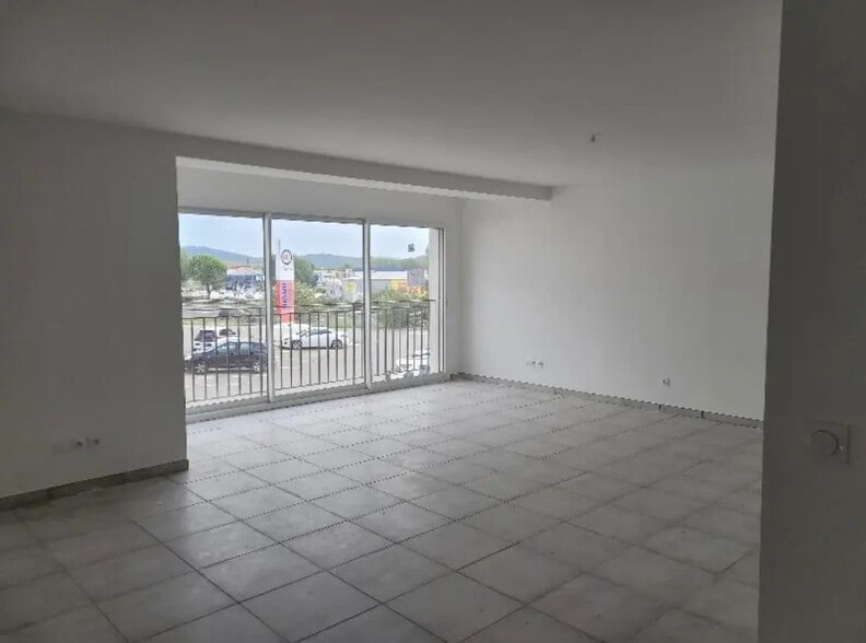 Flex in Solliès-Pont for lease - Building Photo - Image 3 of 4