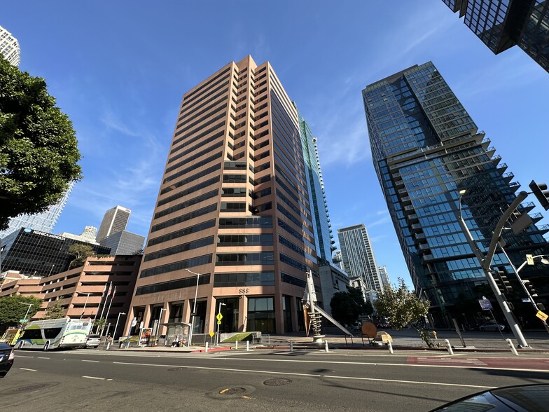 888 S Figueroa St, Los Angeles, CA for lease - Building Photo - Image 1 of 58