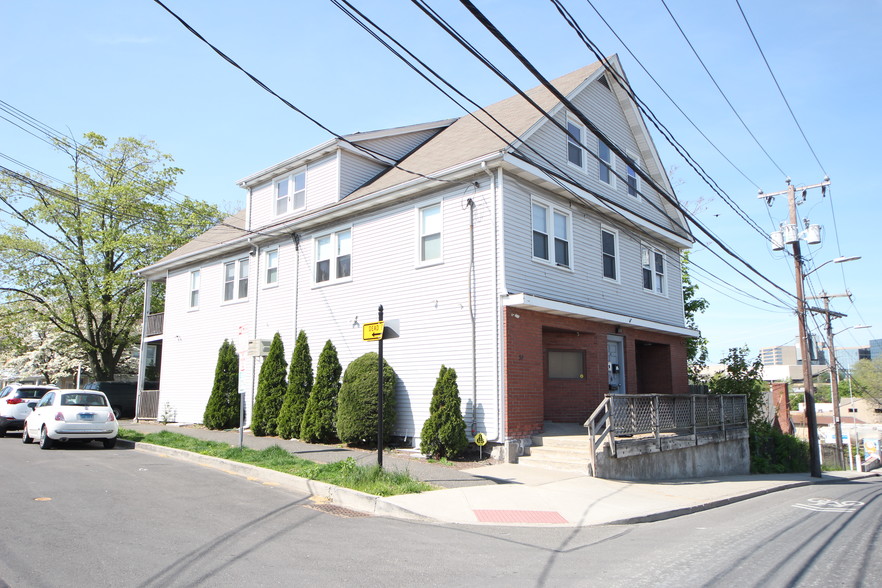 32 Pulaski St, Stamford, CT for sale - Building Photo - Image 1 of 1