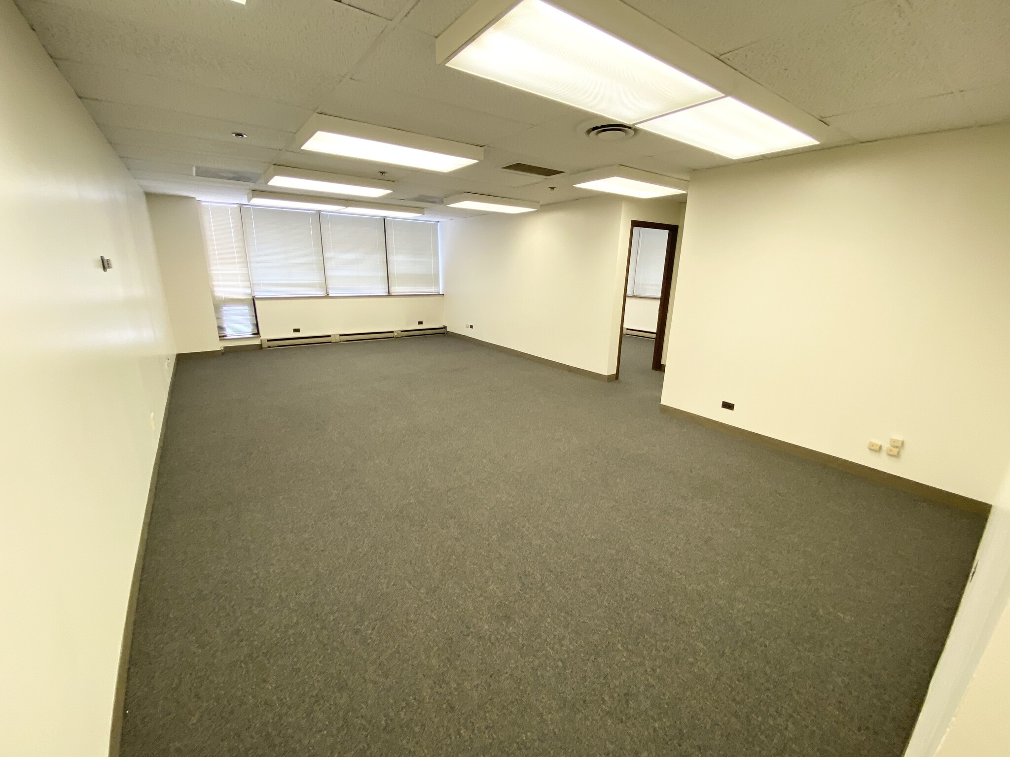 6200 N Hiawatha Ave, Chicago, IL for lease Interior Photo- Image 1 of 3