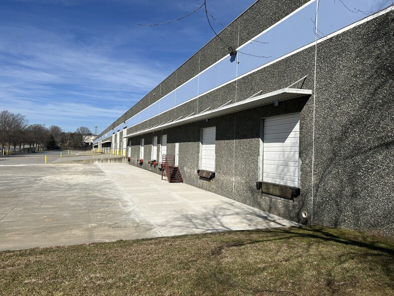 501 Black Satchel Dr, Charlotte, NC for lease - Building Photo - Image 2 of 6