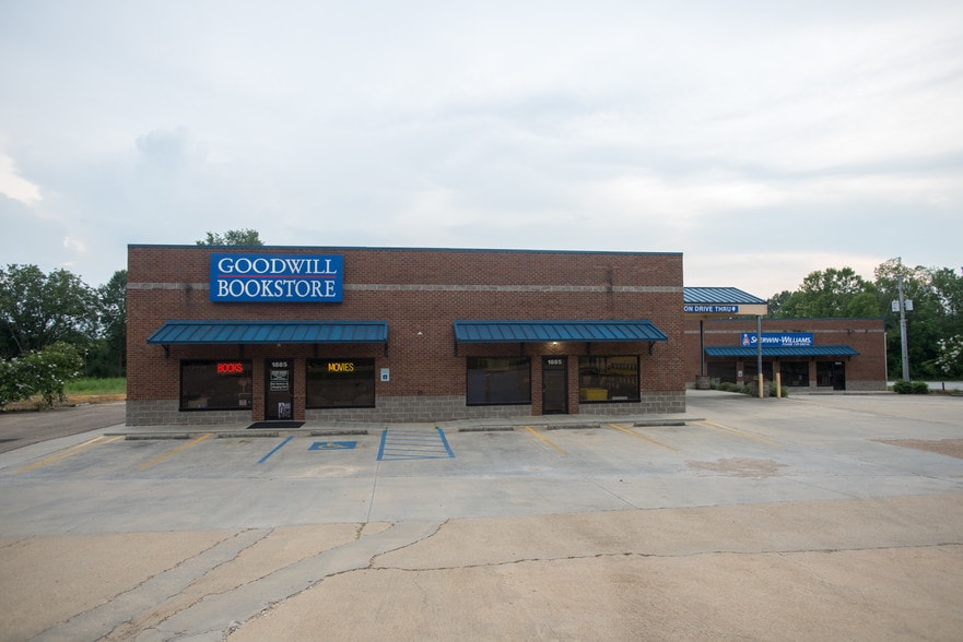 1889 McCullough Blvd, Tupelo, MS 38801