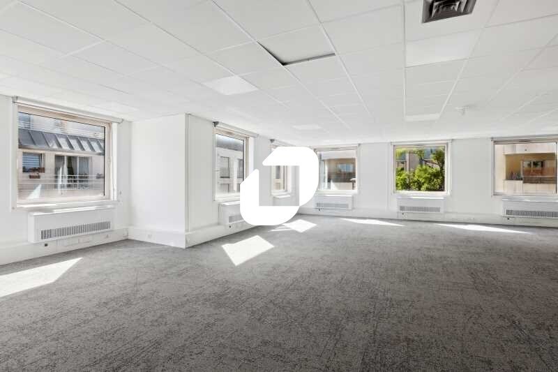 Office in Suresnes for lease - Building Photo - Image 2 of 13