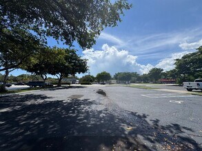 52 SW 5th Ct, Pompano Beach, FL for lease Interior Photo- Image 2 of 3