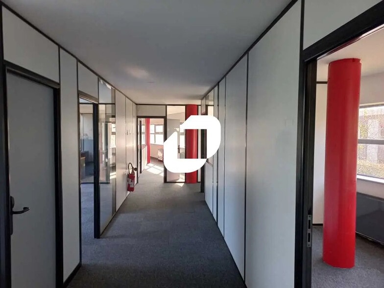 Office in Tremblay-en-France for lease - Interior Photo - Image 3 of 7