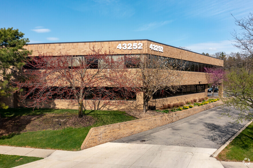 43252 Woodward Ave, Bloomfield Hills, MI for lease - Building Photo - Image 2 of 4