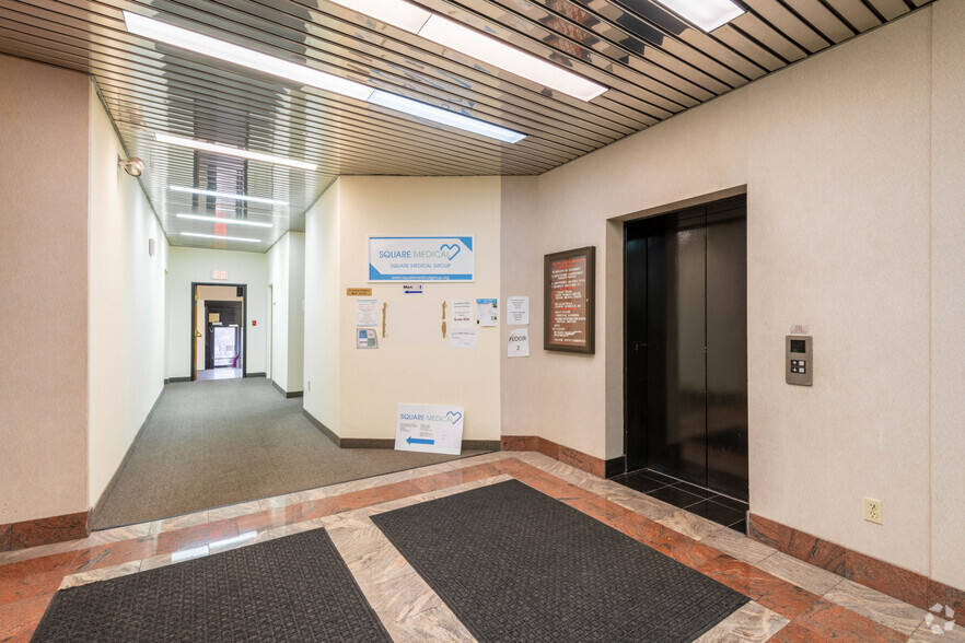 124 Watertown St, Watertown, MA for sale - Lobby - Image 1 of 1