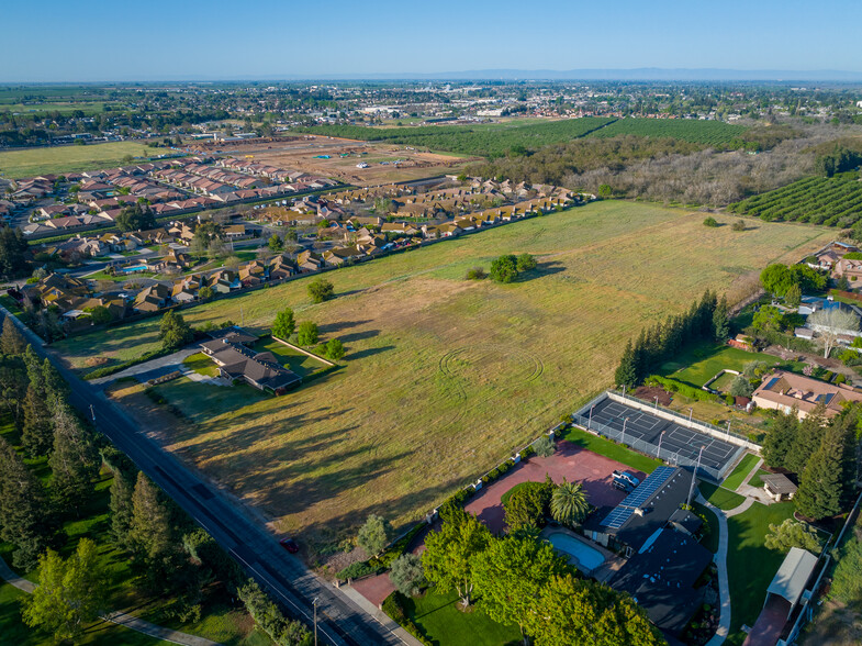 624 N Stearns Rd, Oakdale, CA for sale - Primary Photo - Image 1 of 8