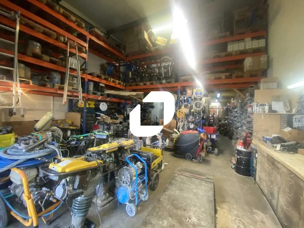 Flex in Le Haillan for lease Interior Photo- Image 1 of 9