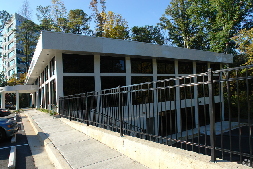 3006 Clairmont Rd, Atlanta, GA for lease - Building Photo - Image 3 of 6