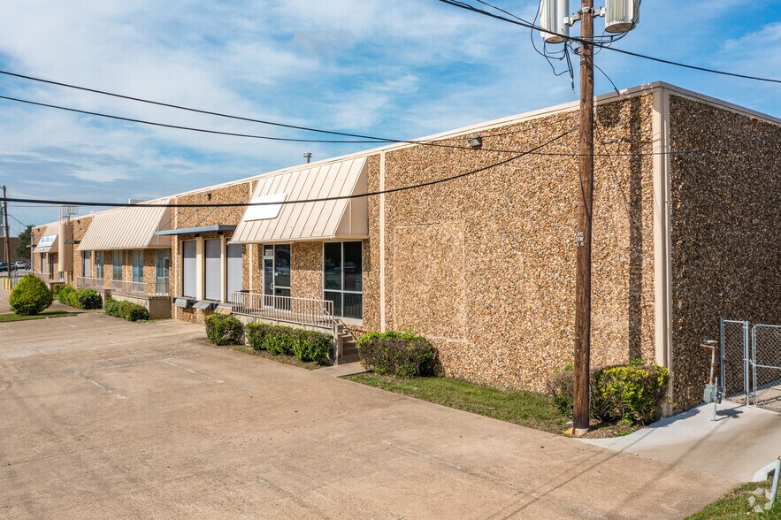 11410-11424 Grissom Ln, Dallas, TX for lease - Building Photo - Image 2 of 6