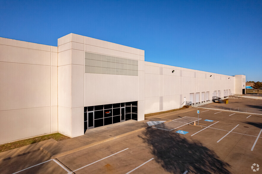 5201 Catron Dr, Dallas, TX for lease - Building Photo - Image 3 of 4