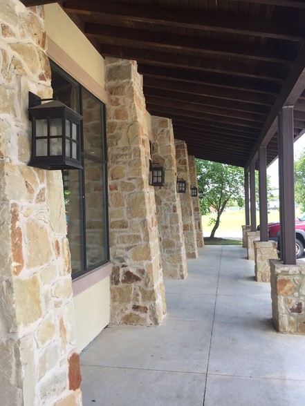 721 W Hwy 290, Dripping Springs, TX for lease - Building Photo - Image 2 of 3