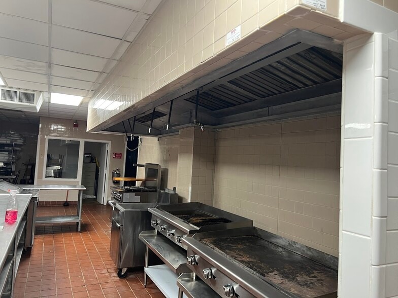 148 NW 167th St, Miami, FL for lease - Building Photo - Image 2 of 16