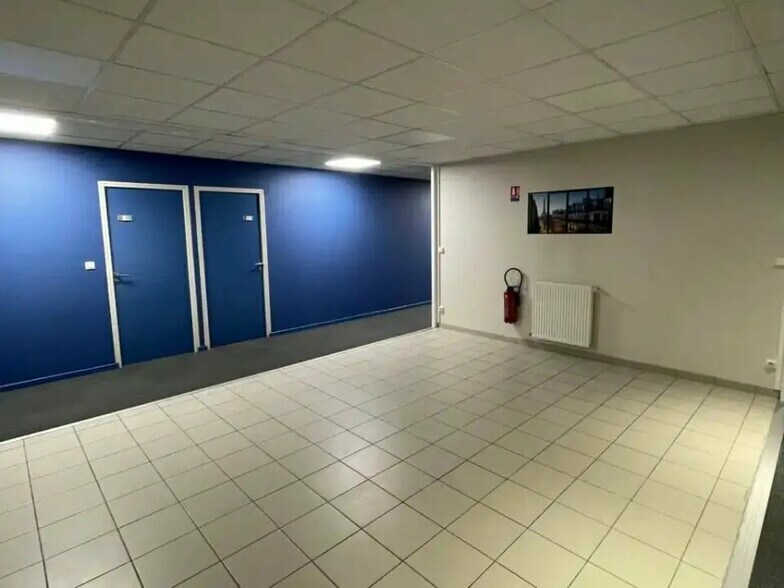 Office in La Chapelle-Saint-Luc for lease - Interior Photo - Image 3 of 4