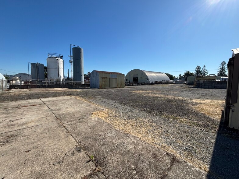 885 NW Dunbar Ave, Troutdale, OR for lease - Building Photo - Image 2 of 5