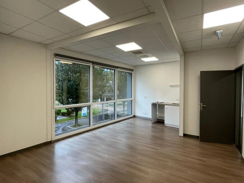 Office in Rouen for lease - Interior Photo - Image 3 of 12
