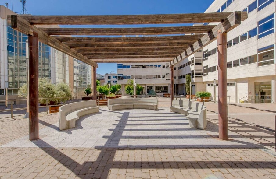 Calle de Julián Camarillo, 29, Madrid, Madrid for lease - Building Photo - Image 3 of 6