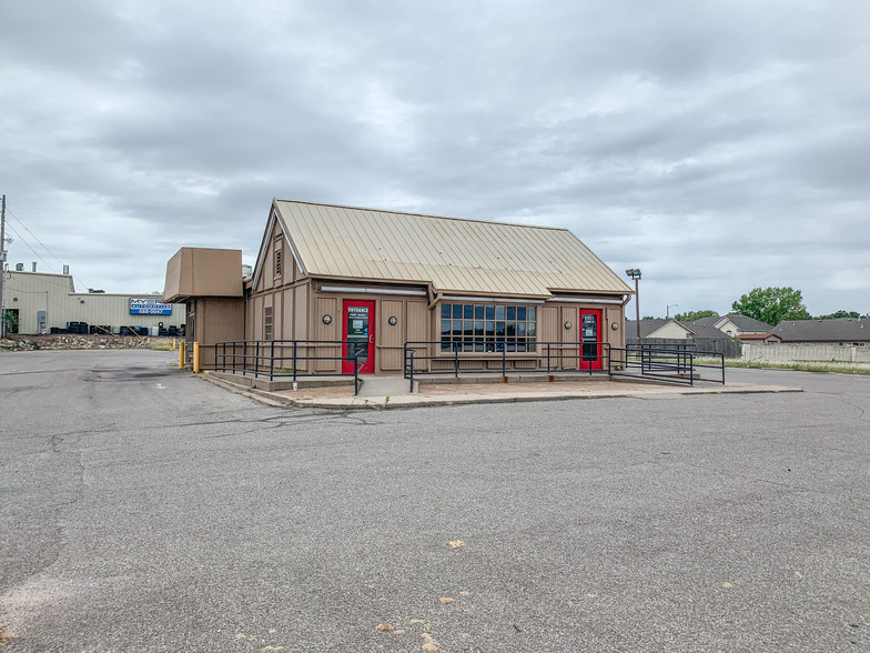 6121 E 21st St, Wichita, KS for sale - Building Photo - Image 1 of 1