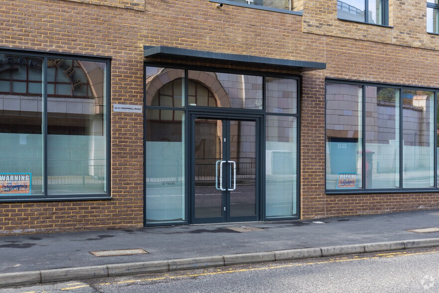 16-22 Cromwell Rd, Redhill for lease - Building Photo - Image 1 of 4