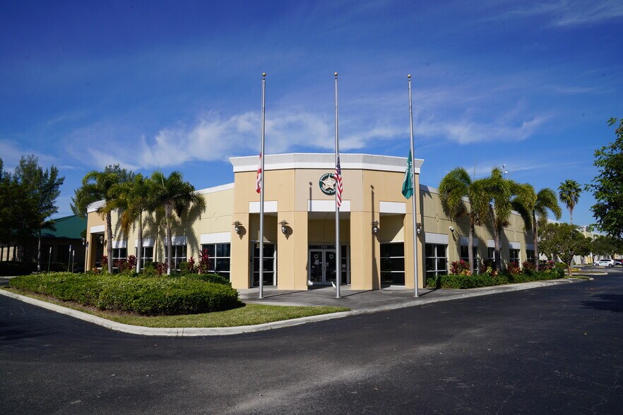 3201 W Hallandale Beach Blvd, Hallandale Beach, FL for sale - Building Photo - Image 1 of 1