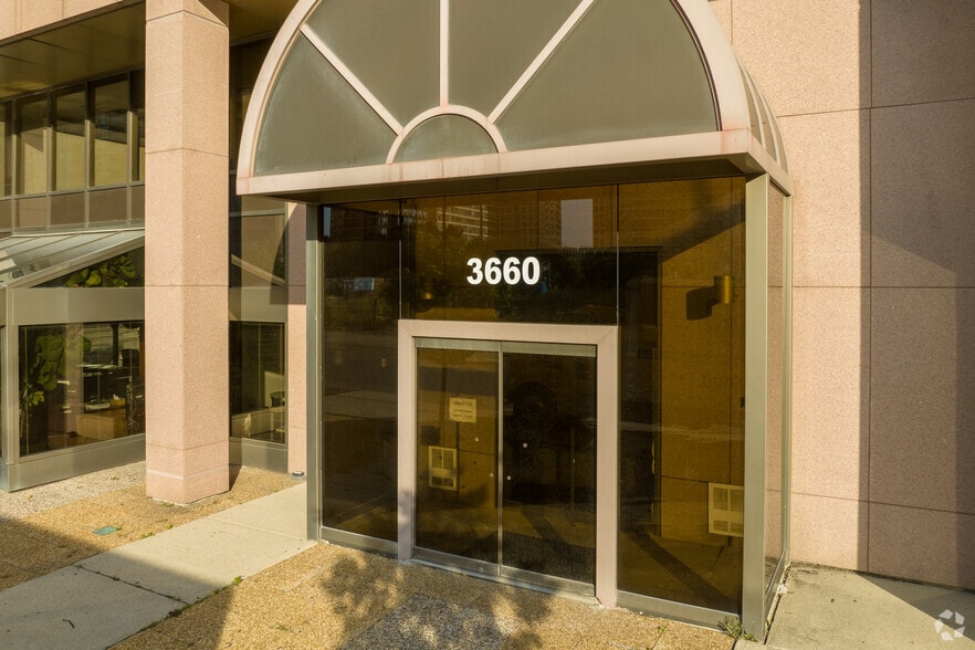 3660 Hurontario St, Mississauga, ON for lease - Building Photo - Image 3 of 9