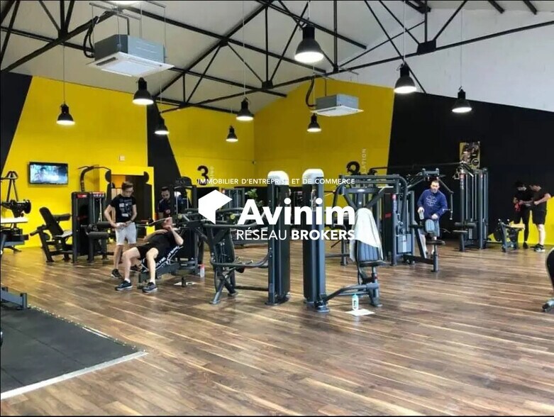 Retail in Saint-Vit for lease - Building Photo - Image 2 of 3