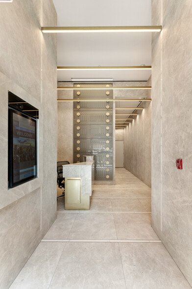 37 W 28th St, New York, NY for lease - Lobby - Image 2 of 6