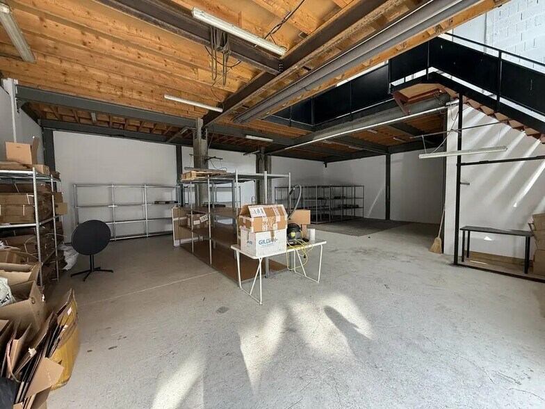 Flex in Chelles for lease - Interior Photo - Image 3 of 6