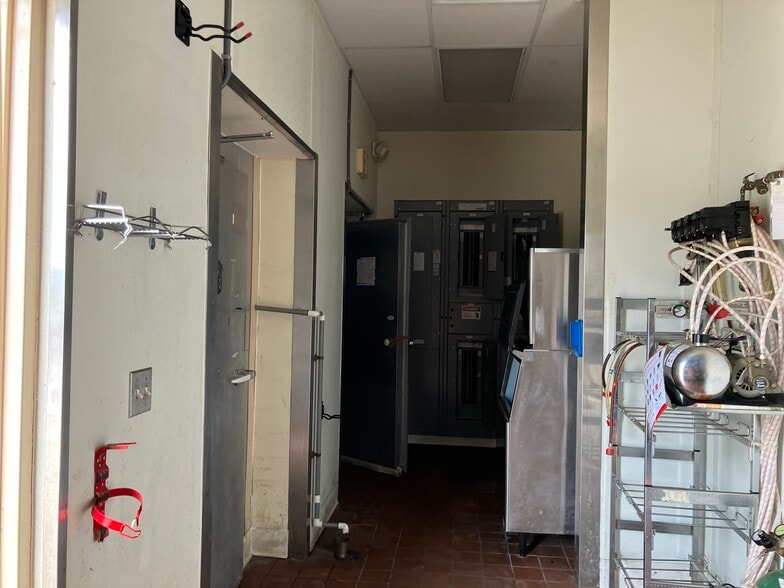 772 W Bay St, East Tawas, MI for sale - Interior Photo - Image 2 of 25