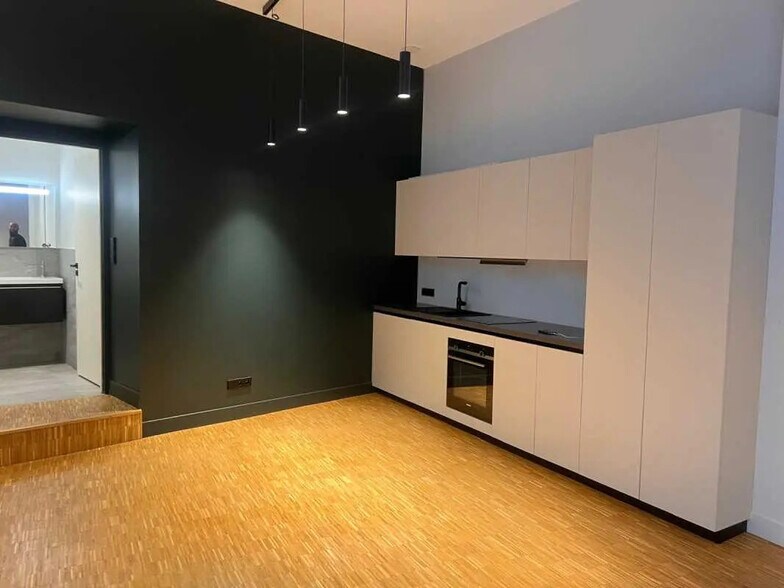 Office in Lyon for lease - Building Photo - Image 3 of 10