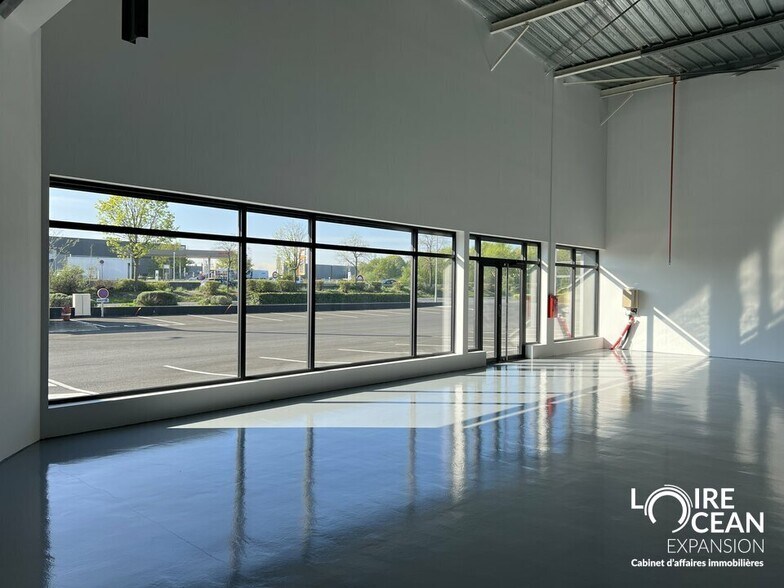 Retail in Angers for lease - Building Photo - Image 1 of 5