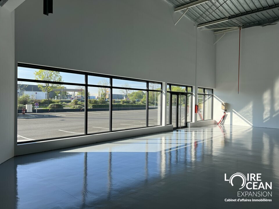Retail in Angers for lease Building Photo- Image 1 of 6