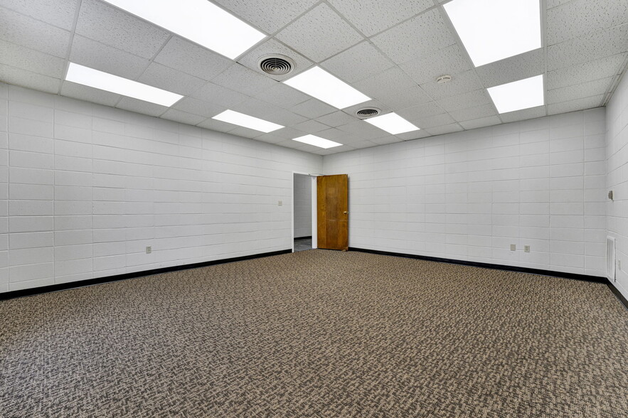 221 W Laurens St, Laurens, SC for lease - Interior Photo - Image 2 of 19