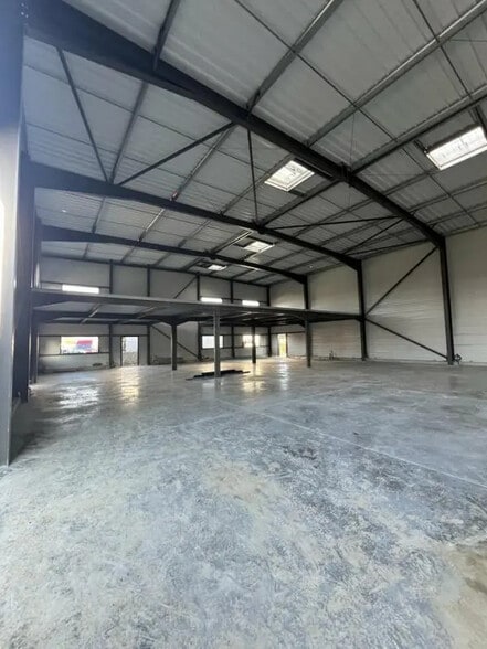 Industrial in Villeneuve-Tolosane for lease - Interior Photo - Image 1 of 7