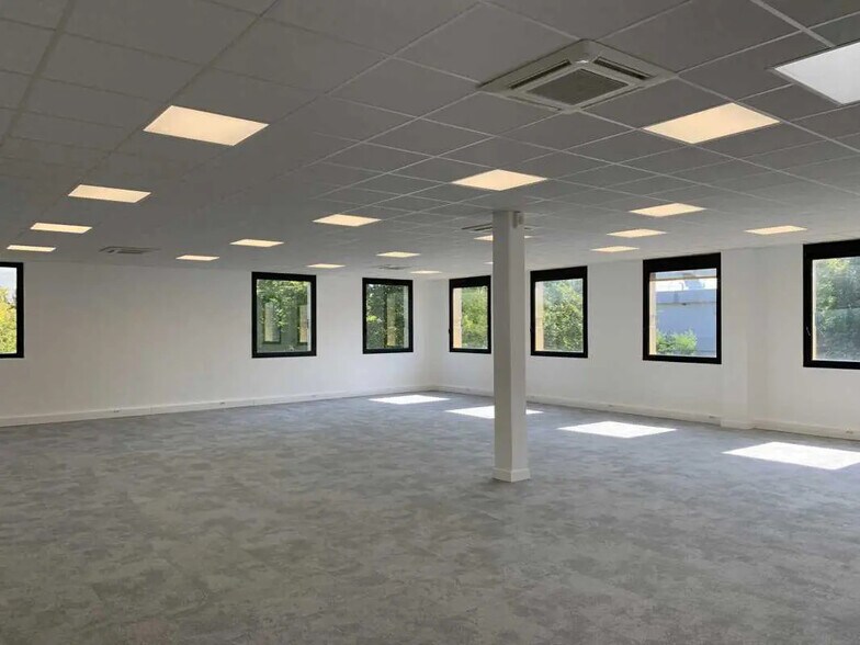 Office in Créteil for lease - Interior Photo - Image 3 of 7