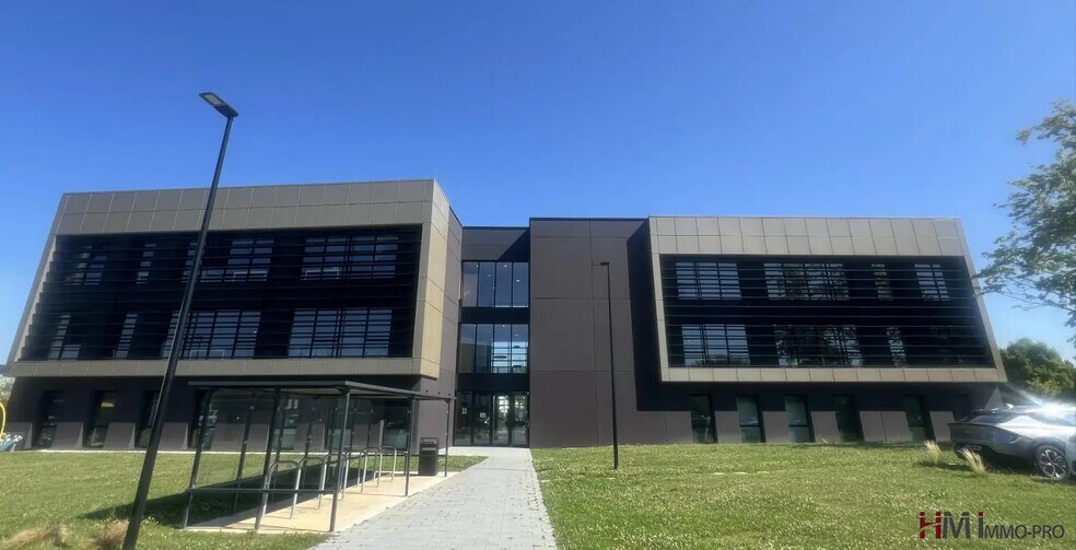 Office in Isneauville for lease - Building Photo - Image 2 of 10